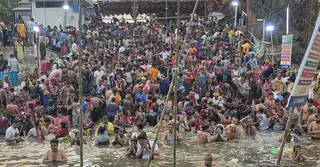 নারায়ণগঞ্জে ব্রহ্মপুত্র নদে ‘পাপমুক্তির’ মহাস্নান শুরু